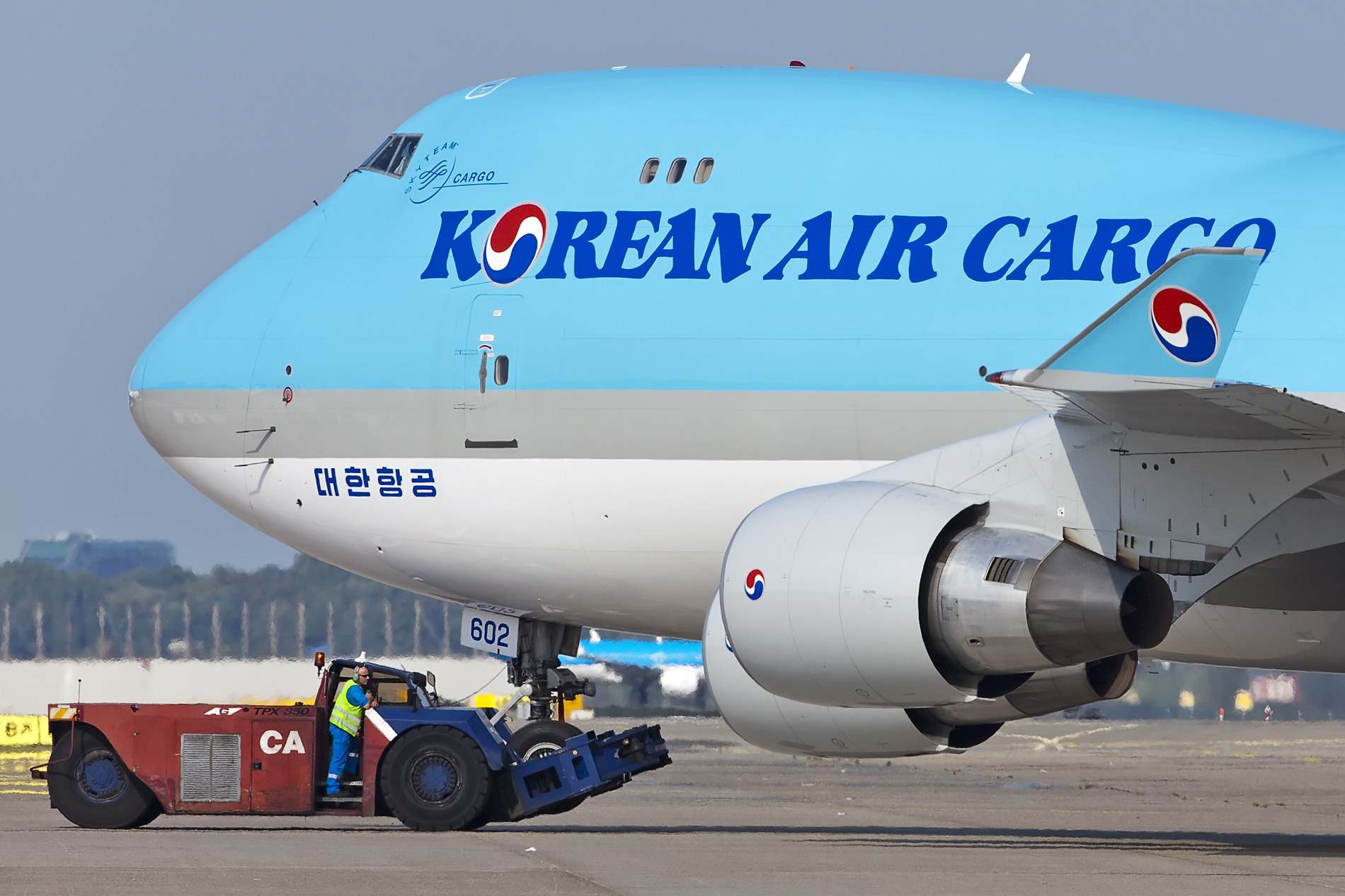 Un avion-cargo au sol pendant les opérations logistiques