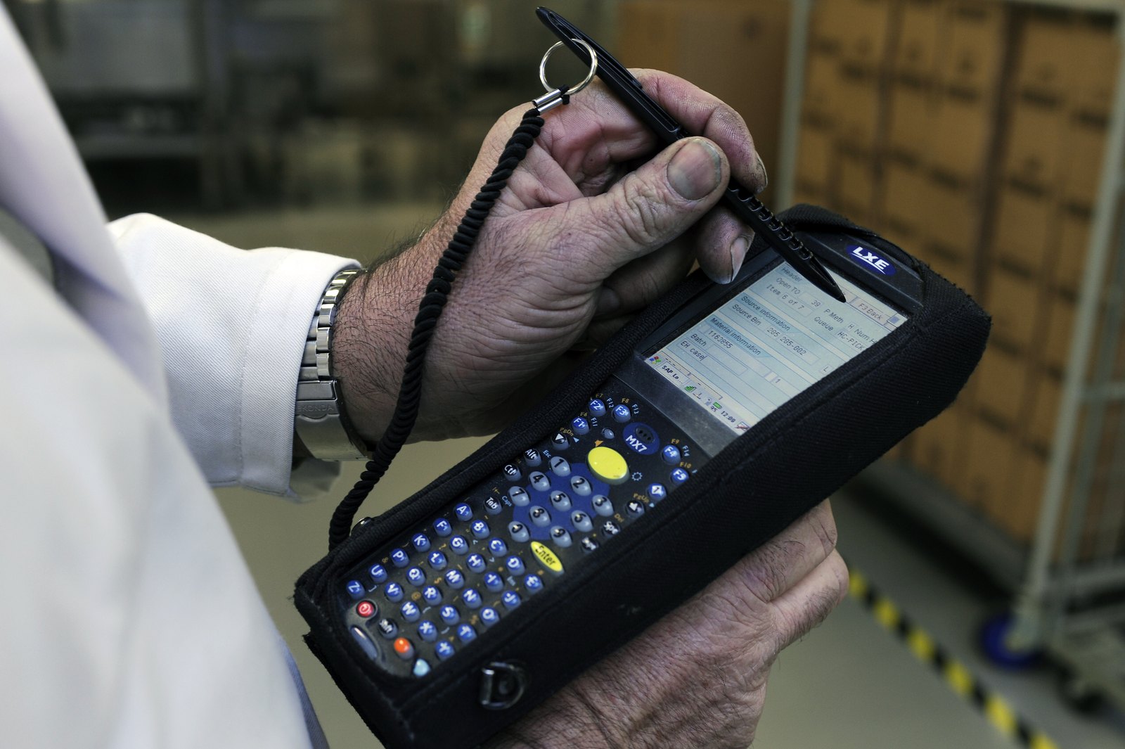 Scan du code-barres d'un colis à la réception