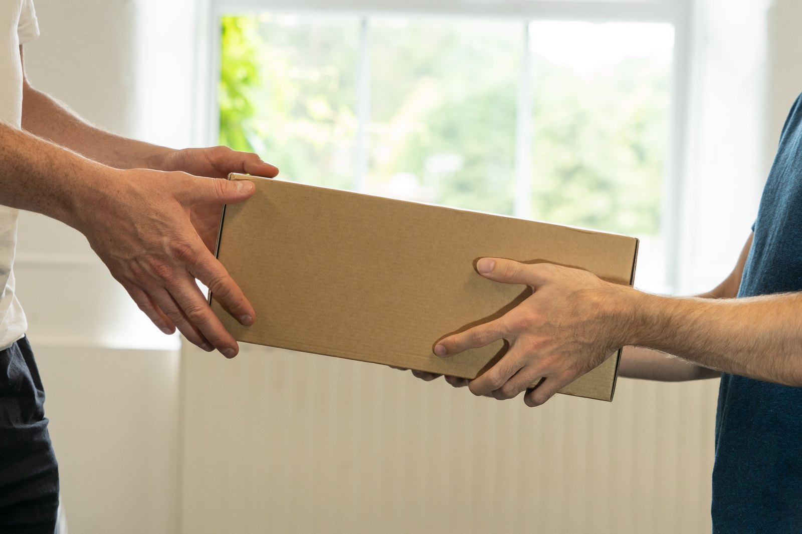 Remise d'un colis pour la livraison
